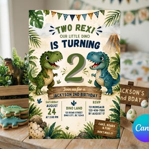 Puede incluir: Una tarjeta de invitación de cumpleaños con dos dinosaurios, un número dos grande de color verde y follaje tropical. El texto dice: TWO REX! OUR LITTLE DINO IS TURNING 2, JOIN US FOR A JACKSON 2ND BIRTHDAY, SATURDAY AUGUST 24 AT 2:00 PM, DINO LAND.