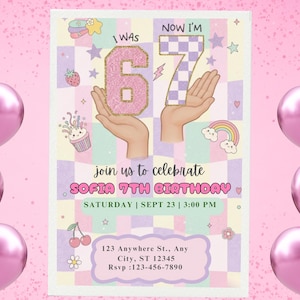 以下が含まれることがあります： 「6歳だった私が、今は7歳」というテキストが入ったピンク色の誕生日招待状。招待状には「ソフィアの7歳の誕生日を一緒にお祝いしましょう」というテキストとイベントの詳細が含まれています。背景にはピンク色の風船があります。