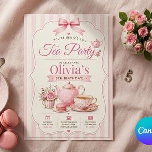 Puede incluir: Una tarjeta de invitación rectangular con borde de rayas rosas y blancas y un lazo rosa en la parte superior. El texto dice: You're invited to a Tea Party to celebrate Olivia's 5th Birthday. Incluye ilustraciones de una tetera, tazas y macarons.