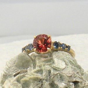 Anillo de piedra solar de Oregón - Piedra solar roja de Oregón - Zafiros azules de Montana - Oro amarillo de 14 kt - Anillo de piedra solar - Zafiro de Montana - Talla 7 - N.° 32