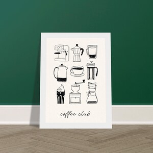 Könnte beinhalten: Ein gerahmter Druck mit schwarz-weißen Illustrationen verschiedener Kaffeezubereitungsgeräte, darunter eine Espressomaschine, eine French Press und eine Kaffeemühle. Die Worte "coffee club" sind in Schreibschrift am unteren Rand des Drucks geschrieben.