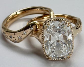 Verlobungsring-Set mit 5 Karat Moissanit im Kissenschliff (Old Mine Cut), Vintage-Ring mit Zargenfassung, wellenförmig gravierter Ehering, Antikgold-Ring-Set