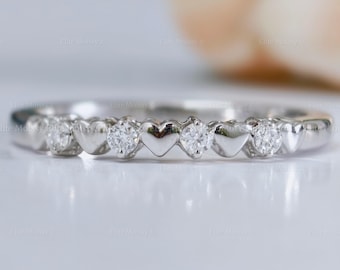 Anillo con banda de corazón de diamante cultivado en laboratorio en oro rosa, minimalista y apilable.