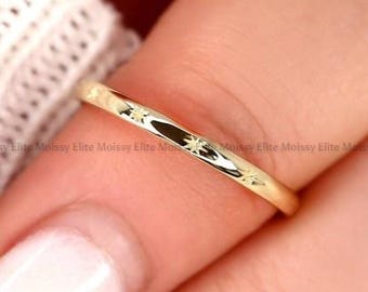 Anillo de oro de 14 quilates con estrella grabada, banda celestial, anillo hecho a mano, minimalista, delicado, anillo de compromiso apilable, anillo de oro macizo, regalo para ella.