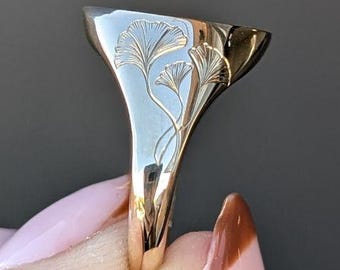 Calla-Lilien-Diamant-Siegelring, von der Natur inspirierter Gold-Siegelring, ovaler gravierter Ring, botanischer Statement-Ring, florales Schmuckgeschenk für Sie