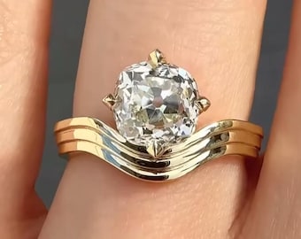 Antiker Verlobungsring mit einem im Labor gezüchteten Diamanten im Kissenschliff (Altschliff, Farbe E, VVS1) mit 2,02 ct, Wellenschliff, geschwungener Ringschiene und 14-karätigem Massivgold.