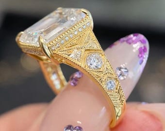 Anillo de compromiso de oro estilo Art Déco vintage con filigrana y banda intrincadamente grabada a mano. Anillo con diamante cultivado en laboratorio de talla esmeralda.