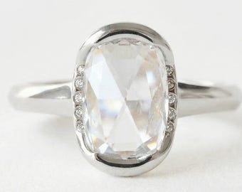 Verlobungsring mit länglichem Kissenschliff-Diamanten (2,00 ct), 14-karätiger Goldring mit Zargenfassung, runder Akzentdiamant, Solitärring