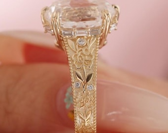 Anillo de compromiso Old Mine Oval Moissanite con banda grabada floral, estilo vintage, oro, detalles de diamantes ocultos.