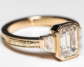 Anillo Art Déco grabado a mano Anillo de compromiso de moissanita talla esmeralda Anillo de boda Trilogy Anillo de oro macizo de 14 quilates Anillo Art Déco