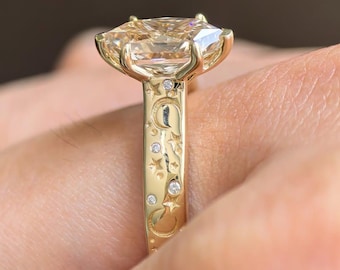 Ring mit 2,5 Karat champagnerfarbenem Moissanit im holländischen Marquise-Schliff, Ringband mit Mond- und Sterngravur, 14 Karat Gelbgold, Solitär-Verlobungsring