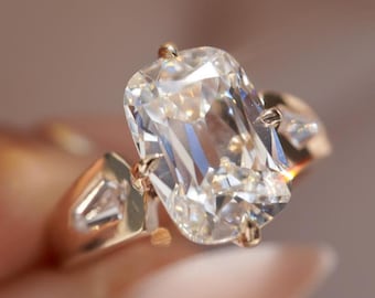 Anillo de diamantes cultivados en laboratorio de talla cojín de 4 quilates, réplica del anillo de compromiso de la celebridad Taylor Swift, anillo de tres piedras de oro macizo de 14 quilates.