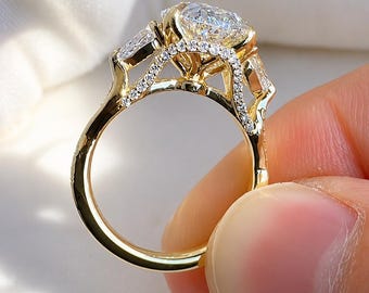 Verlobungsring mit ovalem, im Labor gezüchtetem Diamanten (3,5 ct, D, VVS1), floralem Dreisteinring, verstecktem Halo, gedrehter Ringschiene, 14 Karat massivem Gelbgold