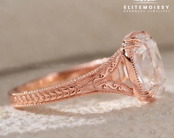 Anillo de compromiso solitario Art Deco con filigrana milgrain, anillo de boda alargado con moissanita talla cojín Old Mine y banda grabada.