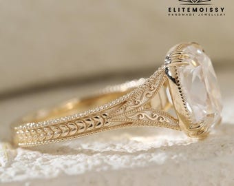 Anillo de compromiso solitario Art Deco con filigrana milgrain, anillo de boda alargado con moissanita talla cojín Old Mine y banda grabada.