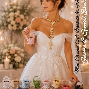 Puede incluir: Una colección de pequeñas cestas redondas de ganchillo en varios colores, incluyendo blanco, rosa, azul, verde, amarillo y negro, cada una llena de pequeños dulces. El texto "Irina Salieva" y "Mini Crochet Gift Baskets for Wedding Favors & Special Events" es visible.