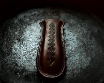 Sartén de hierro con mango de cuero