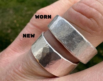 Anillo de inversión de plata pura .999 martillada, forjado a mano a partir de lingotes de plata en bruto.