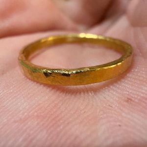 Handgjord ring i massivt 24k guld, 3 gram. Hamrad look.