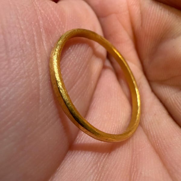 Handgefertigter 3-Gramm-Ring aus 24-karätigem Gold. Abgerundeter Look
