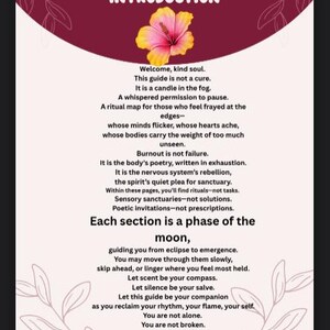 K&ouml;nnte beinhalten: Eine digitale Seite mit dem Titel "INTRODUCTION" in wei&szlig;em Text auf weinrotem Hintergrund. Eine gelb-rosa Blume befindet sich in der Mitte. Die Seite enth&auml;lt poetischen Text &uuml;ber Selbstf&uuml;rsorge und Burnout.