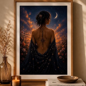 Könnte beinhalten: Ein gerahmter Kunstdruck zeigt eine Frau mit einem himmlischen Rückentattoo, die abgewandt ist, vor dem Hintergrund eines Nachthimmels mit einem Halbmond und feurigen Wolken. Das Kunstwerk ist in einem Holzrahmen gerahmt und ruht auf einer Holzoberfläche.