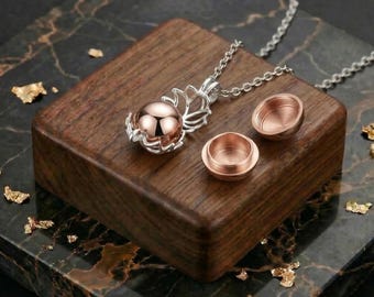 Naszyjnik z urną Lotus na prochy | Stalowy medalion w kształcie klatki, biżuteria kremacyjna | Pamiątkowy wisiorek | Prezent na żałobę