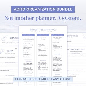 Pu&ograve; includere: Un pacchetto di organizzazione ADHD con pagine di pianificazione stampabili e compilabili con testo viola e accenti floreali. I fogli includono titoli come How Am I Feeling Today, Brain Dump, Today e Overwhelmed Page con layout strutturati.