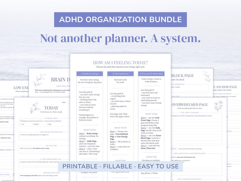 Pu&ograve; includere: Un pacchetto di organizzazione ADHD con pagine di pianificazione stampabili e compilabili con testo viola e accenti floreali. I fogli includono titoli come How Am I Feeling Today, Brain Dump, Today e Overwhelmed Page con layout strutturati.