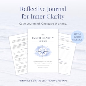 以下が含まれることがあります： 「Reflective Journal for Inner Clarity」というタイトルのジャーナル。テキストは「心を落ち着かせましょう。ページごとに。」ジャーナルの表紙には、青い水彩画のコンパスのデザインが描かれています。「Gentle, Guided, Reusable」という言葉も表示されています。