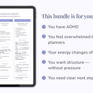 Pu&ograve; includere: Un tablet digitale mostra una pagina di pianificazione intitolata How Am I Feeling Today con tre colonne per i livelli di energia. A destra, un elenco intitolato This bundle is for you if include punti su ADHD, sovraccarico e struttura.