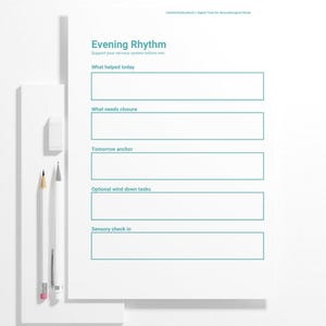 以下が含まれることがあります： 「Evening Rhythm」のテキストと振り返りのためのプロンプトが書かれた白いノート。白い消しゴム、鉛筆、ペンが、ノートの左側にある白いスタンドに置かれています。背景は白です。