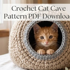 Könnte beinhalten: Ein gehäkelter Katzenhöhle in Beige mit grauem Rand am Eingang. Ein orangefarbenes Tabby-Kätzchen befindet sich in der Höhle und blickt direkt in die Kamera. Der Text "Crochet Cat Cave Pattern PDF Download" steht oben.