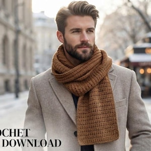 Pode incluir: Um cachecol de crochê marrom com padrão canelado texturizado usado sobre um casaco de lã bege. A imagem inclui o texto CROCHET PDF DOWNLOAD no canto inferior esquerdo, indicando que se trata de um padrão digital para um acessório.