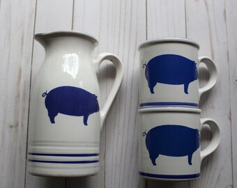 Vintage Country Blue International House Farmhouse Pig Stoneware Pitcher With Matching Coffee Mugs 1982