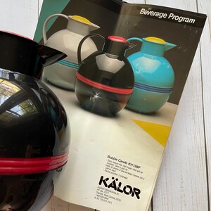 Puede incluir: Tres carafes de bebidas aisladas en diferentes colores. Las carafes son redondas con una boca ancha y una tapa. Las carafes están etiquetadas como "Bubble Carafe KH198F" y "KÄLOR".