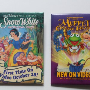 Op de afbeelding: Twee VHS-banden, een met Sneeuwwitje en de Zeven Dwergen met een releasedatum van 28 oktober, en de andere met het Muppet Classic Theater.