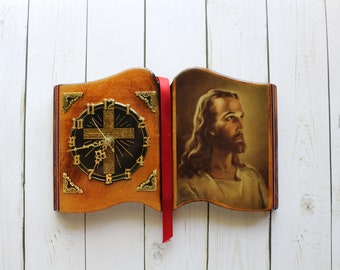 Vintage Jezus portret open boek gelakte houten wandklok jaren 1970