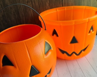 Par de cubos vintage de plástico soplado para pedir dulces en Halloween, década de 1990.