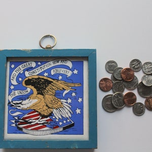 Vintage Seven Star Constitution Eagle Tile Marco de madera Coin Bank 1970s