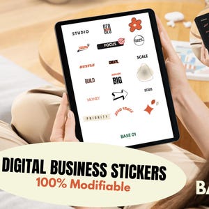 Peut inclure: Une tablette noire affiche des autocollants numériques pour entreprises avec des mots tels que "Focus", "Hustle" et "Build". Les autocollants sont de différentes couleurs et formes, y compris des flèches et des étoiles. Le texte "Digital Business Stickers 100% Modifiable" est également visible.