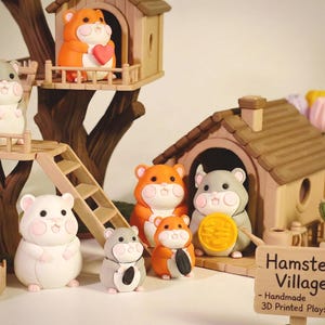 Puede incluir: Un juego hecho a mano e impreso en 3D que representa un pueblo de hámsters. El conjunto incluye varias figuras de hámsters de varios colores, casas en miniatura, un árbol y un letrero que dice "Hamster Village".