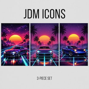 Puede incluir: Un conjunto de 3 impresiones artísticas de JDM Icons. Cada impresión presenta un coche contra un atardecer vibrante con palmeras y siluetas de ciudades. Las impresiones tienen una estética retro y neón con el texto "JDM ICONS" en la parte superior.