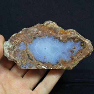 Blå och vitbandad agat, metafysiska kristaller, agatädelstenar, turkisk achat, polerat turkiskt agatpar, grovt mineralprov.