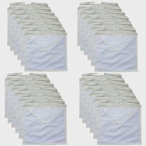 Puede incluir: Múltiples pilas de bolsas de tela blanca, cada una con una solapa triangular y un asa de plástico transparente. Las bolsas están dispuestas ordenadamente, lo que sugiere que son nuevas y sin usar. La imagen presenta un producto limpio y organizado.