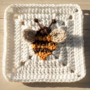 Bee Granny Square Crochet Pattern PDF – Animal Square Motif for Blankets, Pillows & Bags