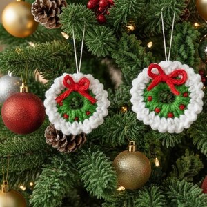Peut inclure: Gros plan sur un sapin de Noël orné. Deux ornements de couronne au crochet faits à la main avec des nœuds rouges sont suspendus à l'arbre. L'arbre présente également des boules rouges, dorées et argentées, et des pommes de pin.