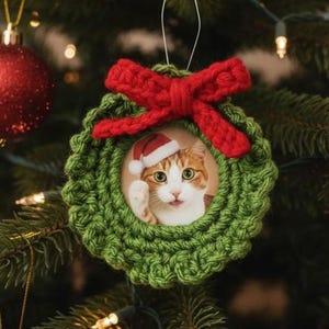 パーソナライズされた写真入りクリスマスオーナメント • かぎ針編みリースのフレームパターン • ペットと赤ちゃんの記念品 PDF