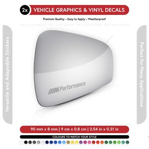Può includere: Un adesivo e decalcomania per veicoli bianchi con la scritta "M Performance". L'adesivo è lungo 9 cm e alto 0,8 cm. L'immagine include il testo "Grafica e decalcomanie per veicoli" e una tavolozza di colori.