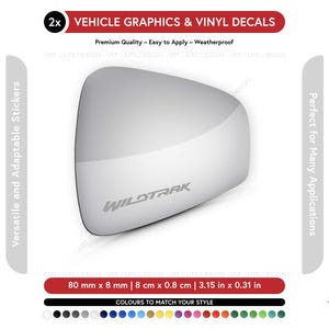 Op de afbeelding: Een witte voertuigafbeelding en vinylsticker met het woord "WILDTRAK" in grijs. De sticker meet 8 cm bij 0,8 cm en is ontworpen voor veelzijdige toepassingen. De afbeelding bevat de tekst "Voertuigafbeeldingen & Vinylstickers".
